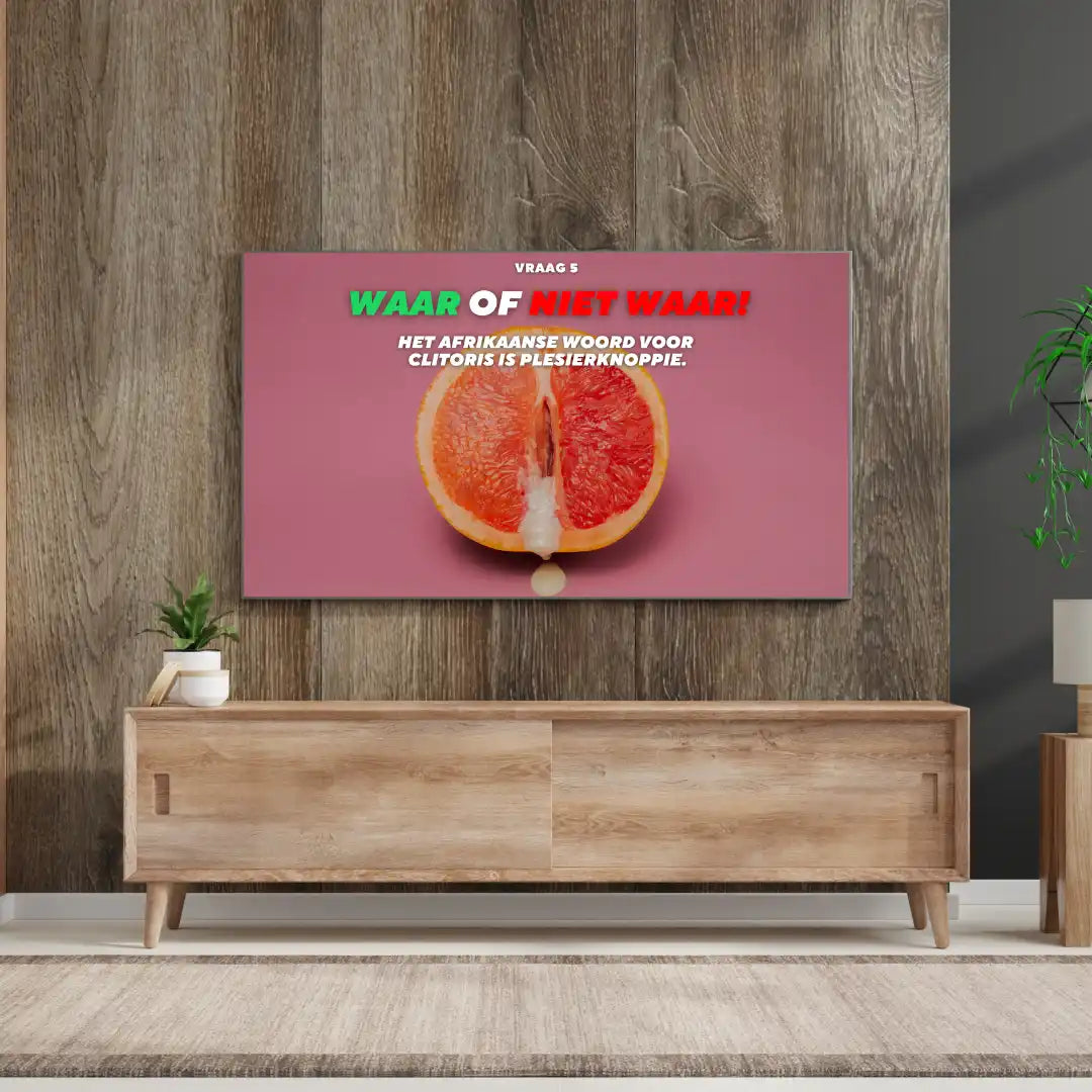 Aan de muur gemonteerde televisie die een afbeelding van een grapefruit weergeeft.